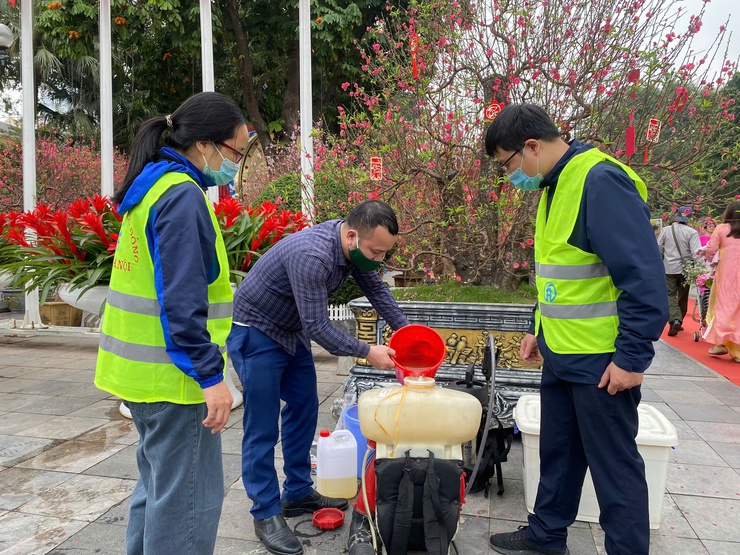 Hà Nội: Tăng cường khử khuẩn, siết chặt phòng dịch tại nhiều điểm trọng yếu- Ảnh 3.