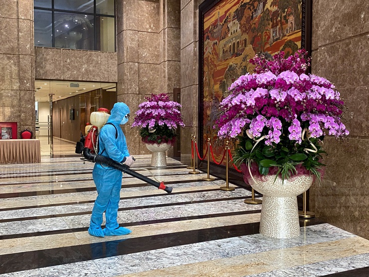 Hà Nội: Tăng cường khử khuẩn, siết chặt phòng dịch tại nhiều điểm trọng yếu- Ảnh 5.