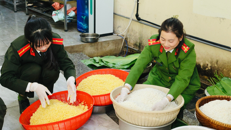 Công an xã Yên Lãng gói bánh chưng xanh gửi tặng bệnh nhân nội trú tại Bệnh viện đa khoa Mê Linh- Ảnh 2.