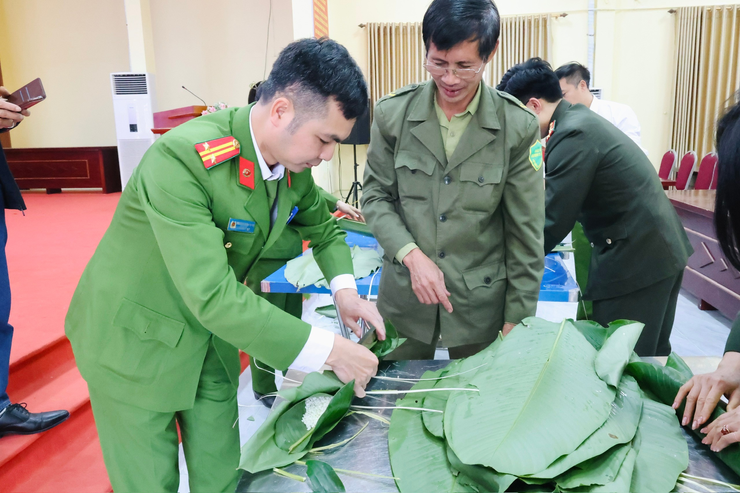 Công an xã Yên Lãng gói bánh chưng xanh gửi tặng bệnh nhân nội trú tại Bệnh viện đa khoa Mê Linh- Ảnh 3.