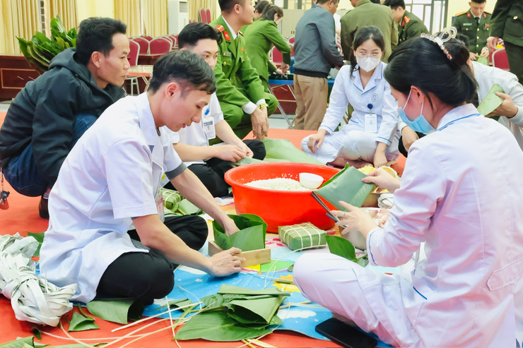Công an xã Yên Lãng gói bánh chưng xanh gửi tặng bệnh nhân nội trú tại Bệnh viện đa khoa Mê Linh- Ảnh 4.