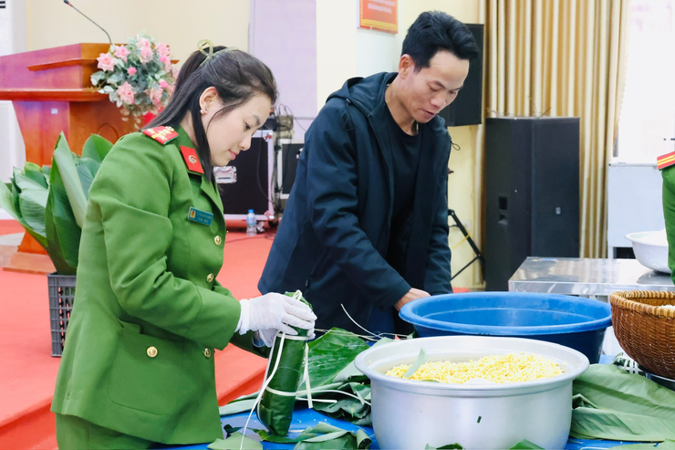 Công an xã Yên Lãng gói bánh chưng xanh gửi tặng bệnh nhân nội trú tại Bệnh viện đa khoa Mê Linh- Ảnh 5.