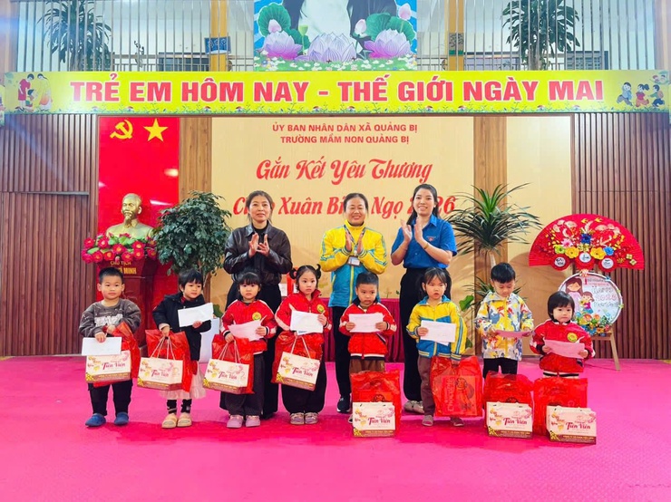 Đoàn Thanh niên xã Quảng Bị làn tỏa yêu thương qua những phần quà Tết nghĩa tình

- Ảnh 2.