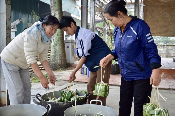 Lan tỏa yêu thương từ chương trình “Gói bánh chưng – Tết an lành” năm thứ 3 tại thôn Bùng, xã Tây Phương- Ảnh 4.