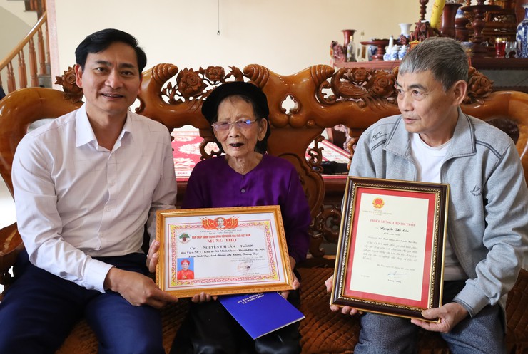 Lãnh đạo xã Minh Châu thăm, chúc Tết người cao tuổi tròn 100 tuổi và người có công nhân dịp Xuân Bính Ngọ 2026.- Ảnh 2.