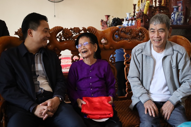 Lãnh đạo xã Minh Châu thăm, chúc Tết người cao tuổi tròn 100 tuổi và người có công nhân dịp Xuân Bính Ngọ 2026.- Ảnh 3.