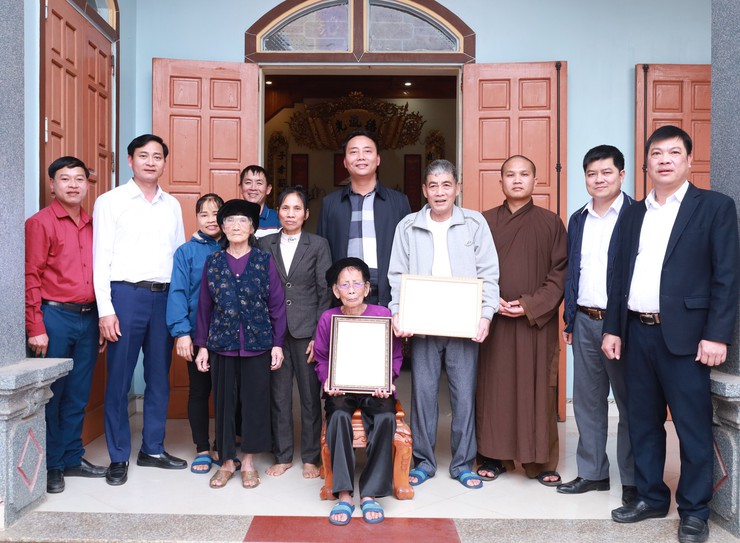 Lãnh đạo xã Minh Châu thăm, chúc Tết người cao tuổi tròn 100 tuổi và người có công nhân dịp Xuân Bính Ngọ 2026.- Ảnh 1.