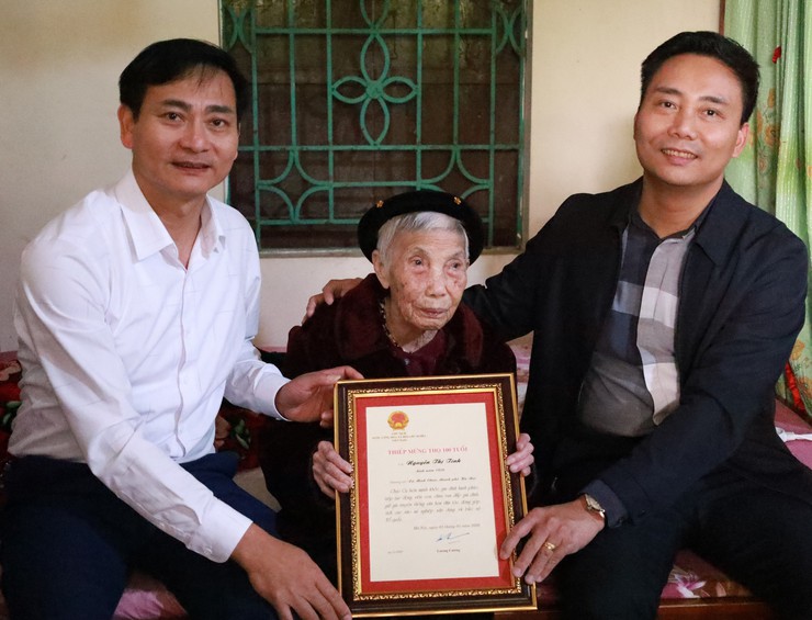 Lãnh đạo xã Minh Châu thăm, chúc Tết người cao tuổi tròn 100 tuổi và người có công nhân dịp Xuân Bính Ngọ 2026.- Ảnh 4.