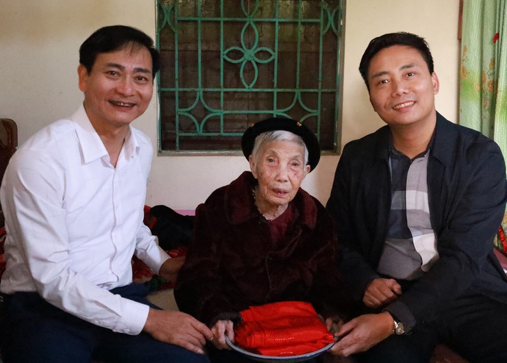 Lãnh đạo xã Minh Châu thăm, chúc Tết người cao tuổi tròn 100 tuổi và người có công nhân dịp Xuân Bính Ngọ 2026.- Ảnh 5.