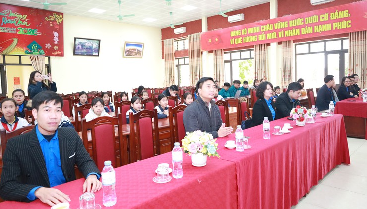 Cụm Đoàn số 5 Thành Đoàn Hà Nội tổ chức chương trình “Xuân tình nguyện – Tết sẻ chia”, khánh thành công trình cột cờ thanh niên tại xã Minh Châu.- Ảnh 2.