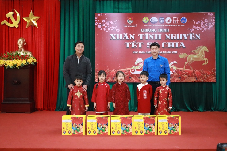 Cụm Đoàn số 5 Thành Đoàn Hà Nội tổ chức chương trình “Xuân tình nguyện – Tết sẻ chia”, khánh thành công trình cột cờ thanh niên tại xã Minh Châu.- Ảnh 3.