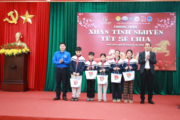 Cụm Đoàn số 5 Thành Đoàn Hà Nội tổ chức chương trình “Xuân tình nguyện – Tết sẻ chia”, khánh thành công trình cột cờ thanh niên tại xã Minh Châu.- Ảnh 4.