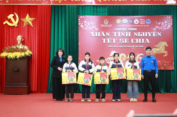 Cụm Đoàn số 5 Thành Đoàn Hà Nội tổ chức chương trình “Xuân tình nguyện – Tết sẻ chia”, khánh thành công trình cột cờ thanh niên tại xã Minh Châu.- Ảnh 5.