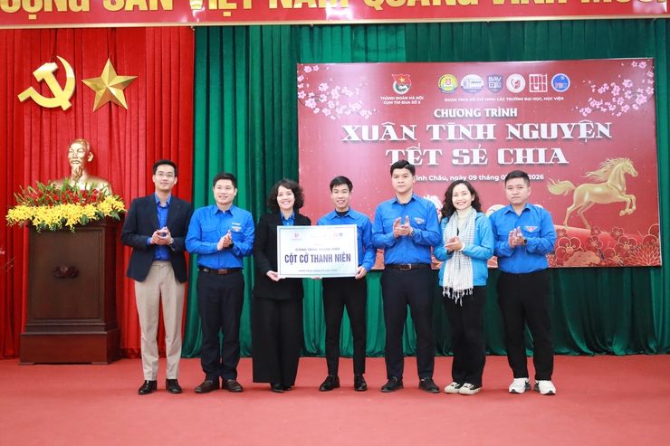 Cụm Đoàn số 5 Thành Đoàn Hà Nội tổ chức chương trình “Xuân tình nguyện – Tết sẻ chia”, khánh thành công trình cột cờ thanh niên tại xã Minh Châu.- Ảnh 6.