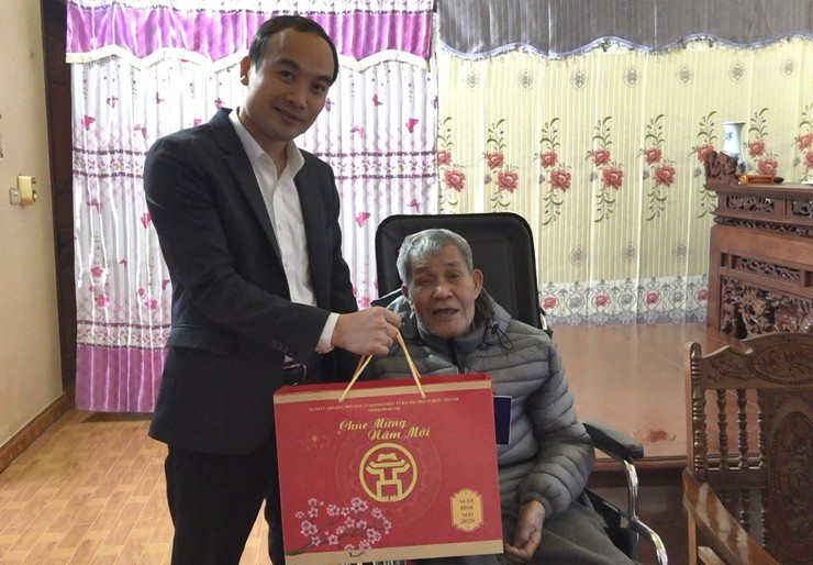 Lãnh đạo xã Minh Châu thăm, chúc Tết người cao tuổi tròn 100 tuổi và người có công nhân dịp Xuân Bính Ngọ 2026.- Ảnh 6.