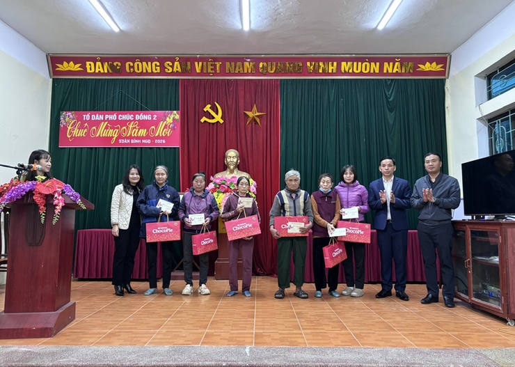 219 người già neo đơn có hoàn cảnh khó khăn được trao tặng quà Tết từ cộng đồng Doanh nghiệp phường Chương Mỹ- Ảnh 2.