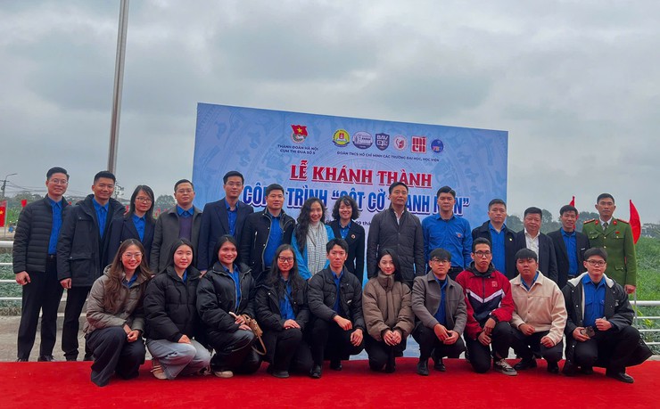 Cụm Đoàn số 5 Thành Đoàn Hà Nội tổ chức chương trình “Xuân tình nguyện – Tết sẻ chia”, khánh thành công trình cột cờ thanh niên tại xã Minh Châu.- Ảnh 9.