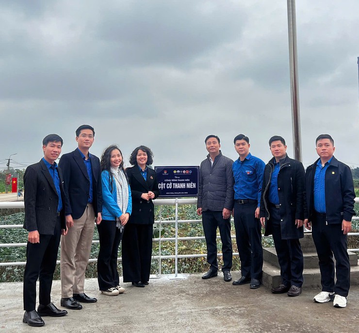 Cụm Đoàn số 5 Thành Đoàn Hà Nội tổ chức chương trình “Xuân tình nguyện – Tết sẻ chia”, khánh thành công trình cột cờ thanh niên tại xã Minh Châu.- Ảnh 8.
