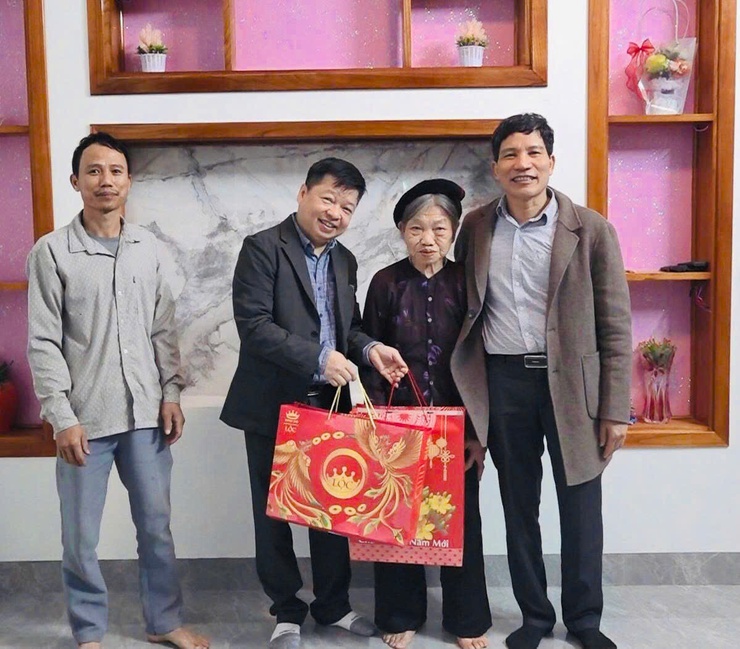 Lãnh đạo xã Minh Châu thăm, chúc Tết người cao tuổi tròn 100 tuổi và người có công nhân dịp Xuân Bính Ngọ 2026.- Ảnh 7.