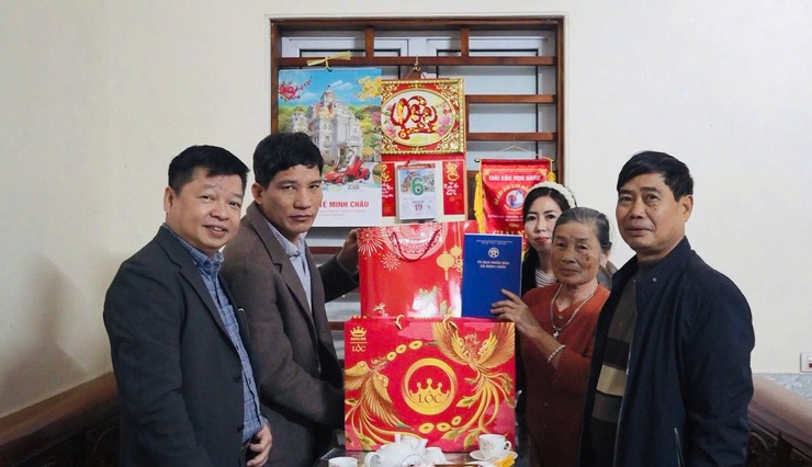 Lãnh đạo xã Minh Châu thăm, chúc Tết người cao tuổi tròn 100 tuổi và người có công nhân dịp Xuân Bính Ngọ 2026.- Ảnh 8.