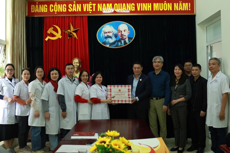 Lãnh đạo phường Xuân Đỉnh thăm và chúc Tết Công an và Y tế phường- Ảnh 3.