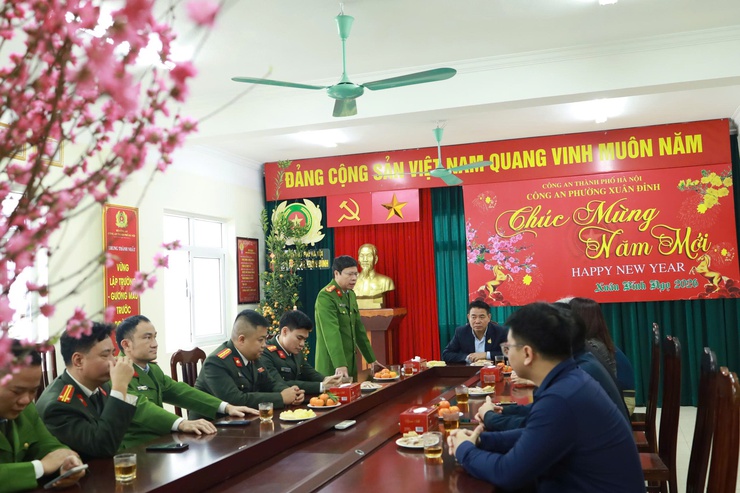 Lãnh đạo phường Xuân Đỉnh thăm và chúc Tết Công an và Y tế phường- Ảnh 2.