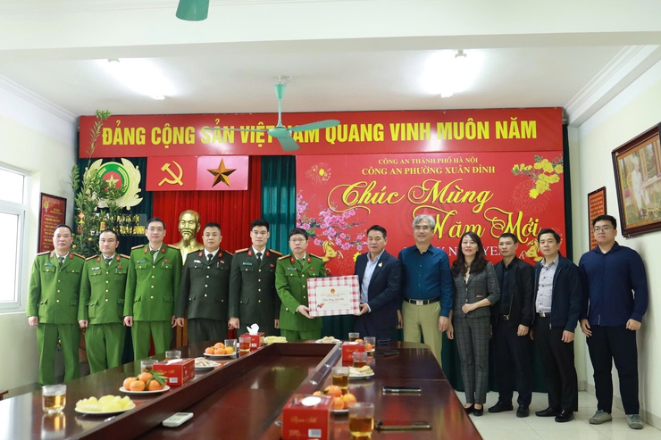 Lãnh đạo phường Xuân Đỉnh thăm và chúc Tết Công an và Y tế phường- Ảnh 1.