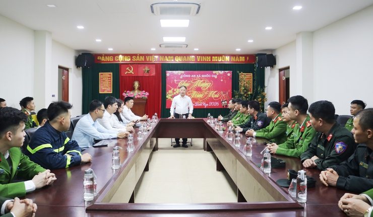 ĐỒNG CHÍ NGUYỄN TRUNG THÀNH- CHỦ TỊCH UBND XÃ QUỐC OAI THĂM, ĐỘNG VIÊN LỰC LƯỢNG LÀM NHIỆM VỤ TRỰC 29 TẾT BÍNH NGỌ 2026- Ảnh 1.