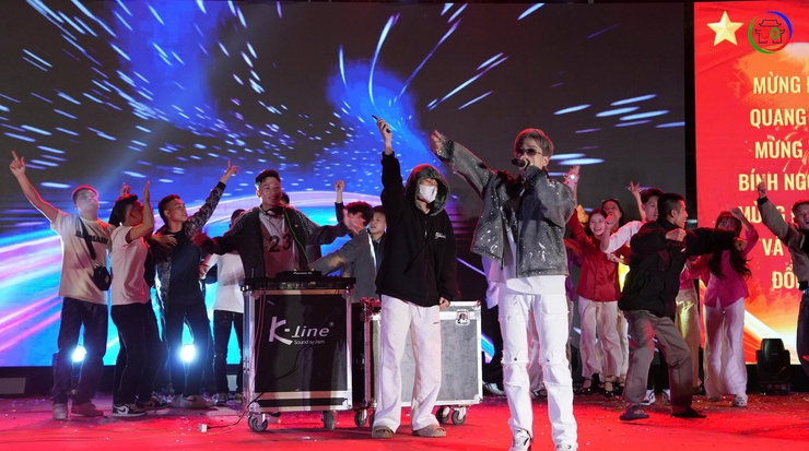 Rộn ràng Đêm giao thừa Xuân Bính Ngọ 2026: Sắc xuân thăng hoa – Pháo hoa rực sáng bầu trời Quốc Oai- Ảnh 30.