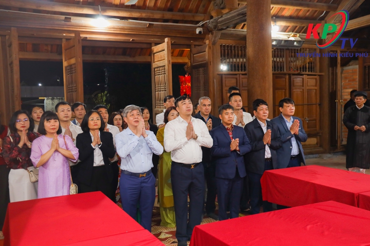 Các đồng chí lãnh đạo Đảng ủy –HĐND- UBND, Ủy ban MTTQ xã Kiều Phú đã tổ chức dâng hương, làm lễ cầu an tại các di tích tâm linh trên địa bàn xã- Ảnh 1.