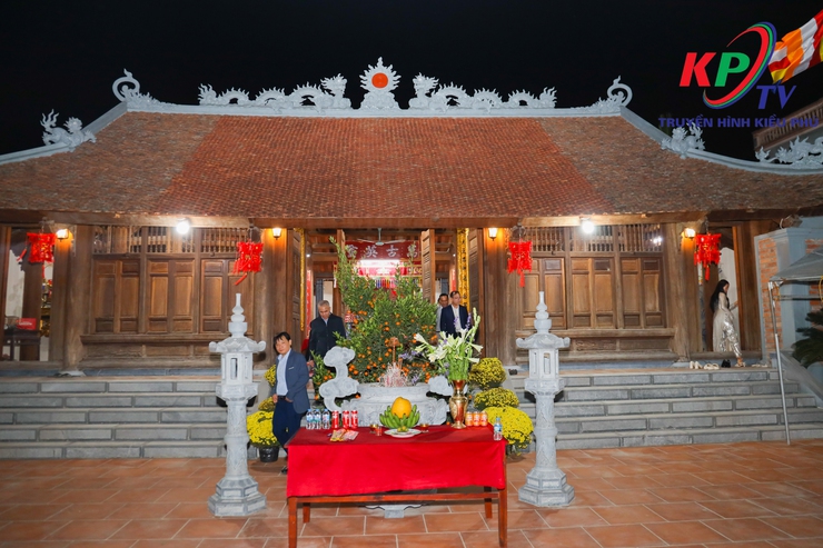 Các đồng chí lãnh đạo Đảng ủy –HĐND- UBND, Ủy ban MTTQ xã Kiều Phú đã tổ chức dâng hương, làm lễ cầu an tại các di tích tâm linh trên địa bàn xã- Ảnh 7.