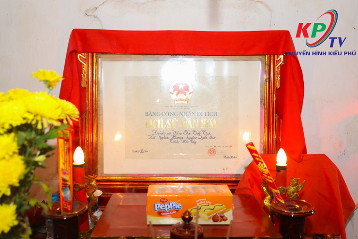 Các đồng chí lãnh đạo Đảng ủy –HĐND- UBND, Ủy ban MTTQ xã Kiều Phú đã tổ chức dâng hương, làm lễ cầu an tại các di tích tâm linh trên địa bàn xã- Ảnh 6.