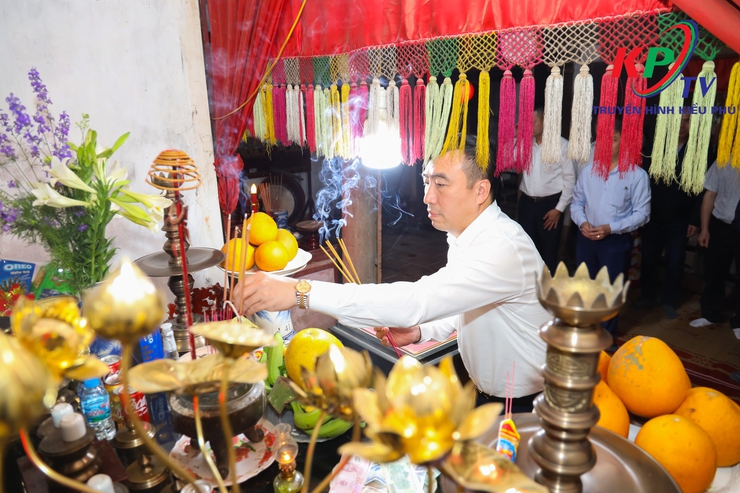 Các đồng chí lãnh đạo Đảng ủy –HĐND- UBND, Ủy ban MTTQ xã Kiều Phú đã tổ chức dâng hương, làm lễ cầu an tại các di tích tâm linh trên địa bàn xã- Ảnh 2.