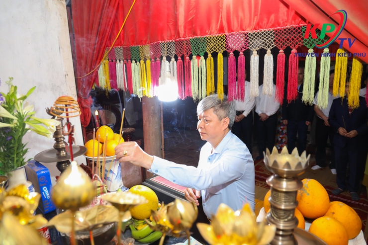 Các đồng chí lãnh đạo Đảng ủy –HĐND- UBND, Ủy ban MTTQ xã Kiều Phú đã tổ chức dâng hương, làm lễ cầu an tại các di tích tâm linh trên địa bàn xã- Ảnh 3.