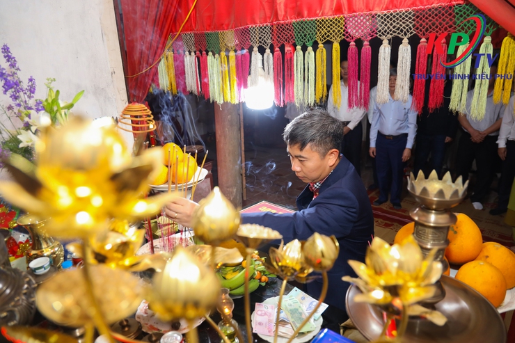 Các đồng chí lãnh đạo Đảng ủy –HĐND- UBND, Ủy ban MTTQ xã Kiều Phú đã tổ chức dâng hương, làm lễ cầu an tại các di tích tâm linh trên địa bàn xã- Ảnh 4.