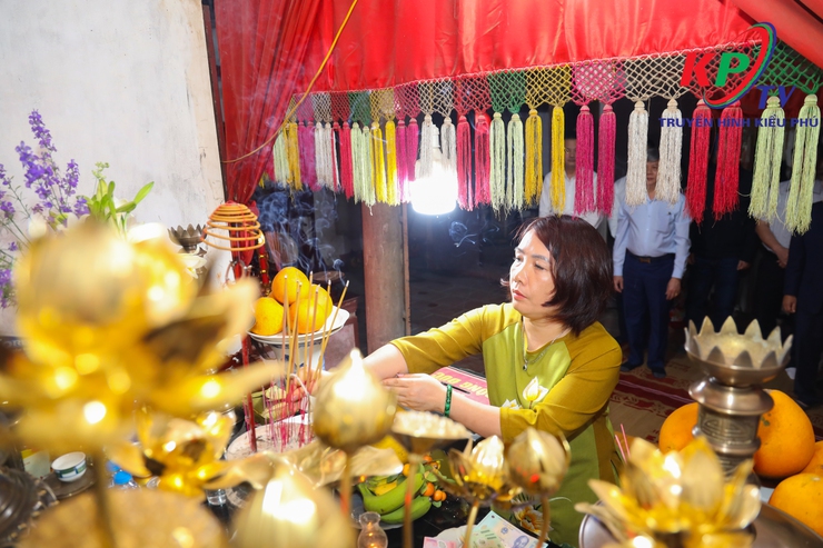 Các đồng chí lãnh đạo Đảng ủy –HĐND- UBND, Ủy ban MTTQ xã Kiều Phú đã tổ chức dâng hương, làm lễ cầu an tại các di tích tâm linh trên địa bàn xã- Ảnh 5.