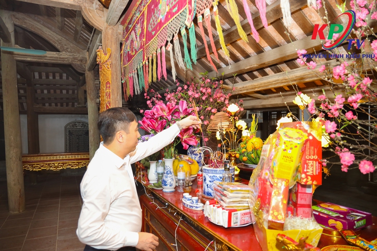 Các đồng chí lãnh đạo Đảng ủy –HĐND- UBND, Ủy ban MTTQ xã Kiều Phú đã tổ chức dâng hương, làm lễ cầu an tại các di tích tâm linh trên địa bàn xã- Ảnh 8.