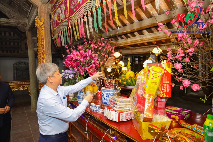 Các đồng chí lãnh đạo Đảng ủy –HĐND- UBND, Ủy ban MTTQ xã Kiều Phú đã tổ chức dâng hương, làm lễ cầu an tại các di tích tâm linh trên địa bàn xã- Ảnh 9.