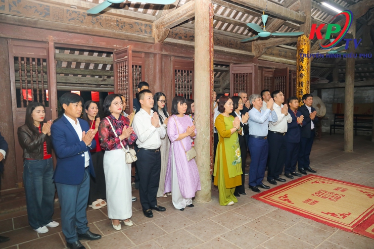 Các đồng chí lãnh đạo Đảng ủy –HĐND- UBND, Ủy ban MTTQ xã Kiều Phú đã tổ chức dâng hương, làm lễ cầu an tại các di tích tâm linh trên địa bàn xã- Ảnh 11.