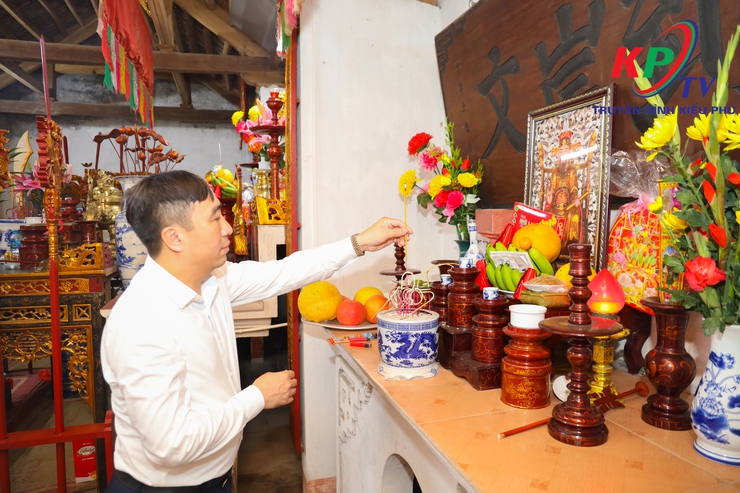 Các đồng chí lãnh đạo Đảng ủy –HĐND- UBND, Ủy ban MTTQ xã Kiều Phú đã tổ chức dâng hương, làm lễ cầu an tại các di tích tâm linh trên địa bàn xã- Ảnh 15.