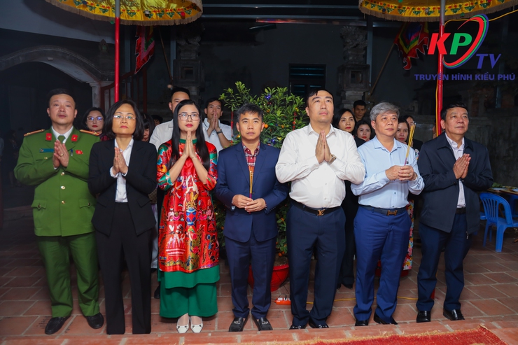 Các đồng chí lãnh đạo Đảng ủy –HĐND- UBND, Ủy ban MTTQ xã Kiều Phú đã tổ chức dâng hương, làm lễ cầu an tại các di tích tâm linh trên địa bàn xã- Ảnh 12.