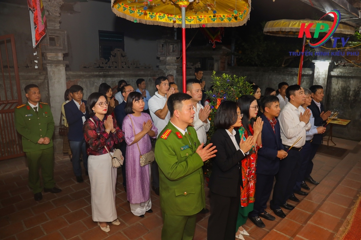 Các đồng chí lãnh đạo Đảng ủy –HĐND- UBND, Ủy ban MTTQ xã Kiều Phú đã tổ chức dâng hương, làm lễ cầu an tại các di tích tâm linh trên địa bàn xã- Ảnh 13.