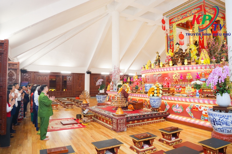 Các đồng chí lãnh đạo Đảng ủy –HĐND- UBND, Ủy ban MTTQ xã Kiều Phú đã tổ chức dâng hương, làm lễ cầu an tại các di tích tâm linh trên địa bàn xã- Ảnh 18.