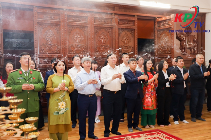 Các đồng chí lãnh đạo Đảng ủy –HĐND- UBND, Ủy ban MTTQ xã Kiều Phú đã tổ chức dâng hương, làm lễ cầu an tại các di tích tâm linh trên địa bàn xã- Ảnh 10.