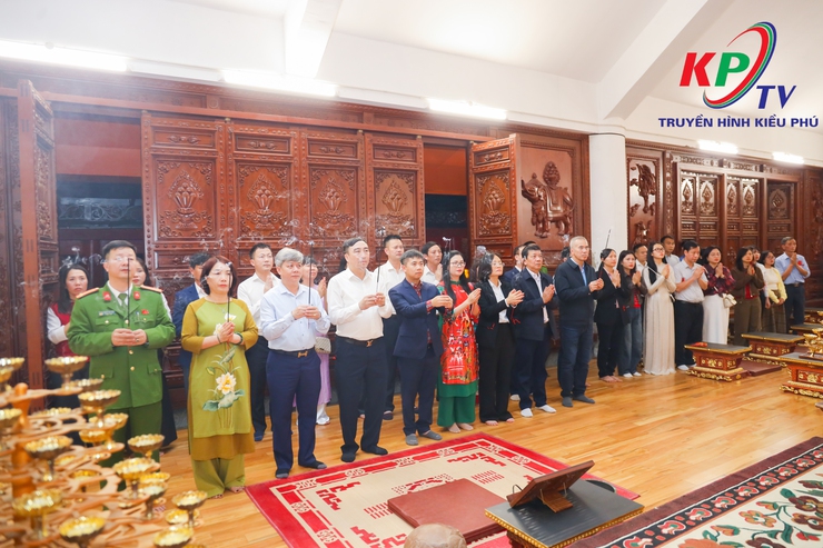 Các đồng chí lãnh đạo Đảng ủy –HĐND- UBND, Ủy ban MTTQ xã Kiều Phú đã tổ chức dâng hương, làm lễ cầu an tại các di tích tâm linh trên địa bàn xã- Ảnh 16.