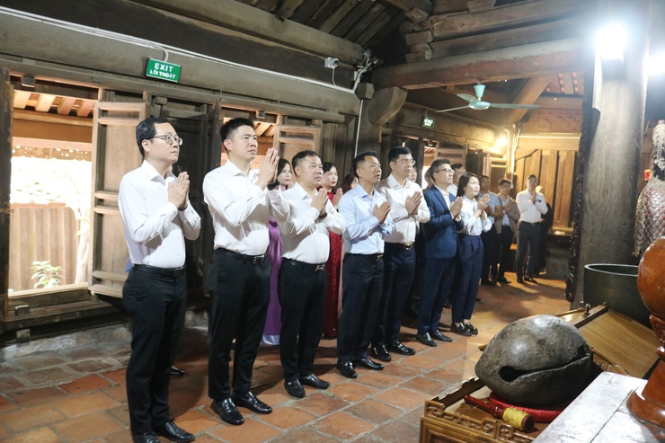 Xã Quốc Oai dâng hương tại các cơ sở tôn giáo, tín ngưỡng nhân dịp Tết Nguyên đán Bính Ngọ 2026- Ảnh 1.