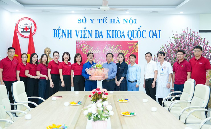 ĐOÀN THANH NIÊN NGÂN HÀNG AGRIBANK QUỐC OAI TỔ CHỨC CHƯƠNG TRÌNH "XUÂN YÊU THƯƠNG" TRAO QUÀ CHO BỆNH NHÂN ĐIỀU TRỊ NỘI TRÚ TẠI BỆNH VIỆN ĐA KHOA QUỐC OAI- Ảnh 1.