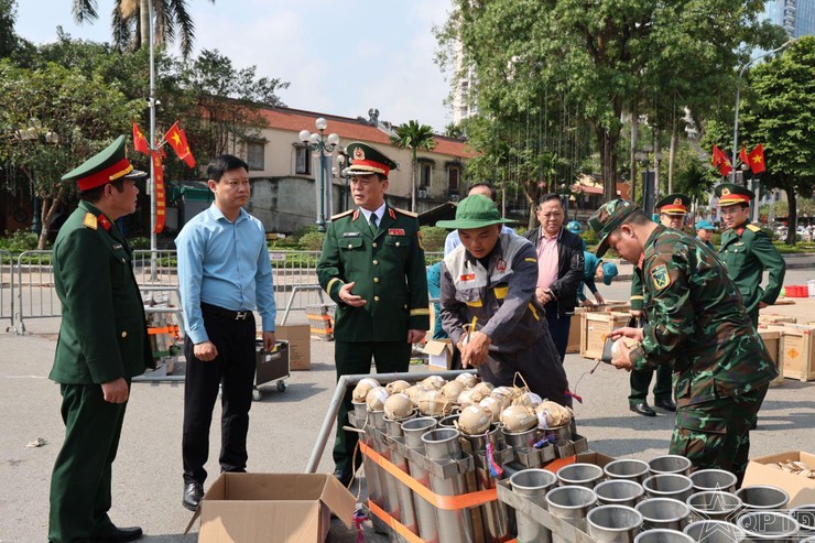 Lãnh đạo Bộ Tư lệnh Thủ đô kiểm tra, động viên lực lượng làm nhiệm vụ tại trận địa pháo hoa số 5, phường Tây Hồ- Ảnh 1.