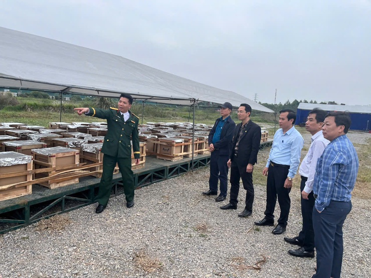 Lãnh đạo xã kiểm tra công tác chuẩn bị cho đêm Giao thừa - Ảnh 1.