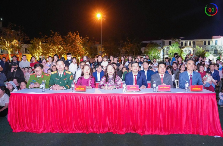 Rộn ràng Đêm giao thừa Xuân Bính Ngọ 2026: Sắc xuân thăng hoa – Pháo hoa rực sáng bầu trời Quốc Oai- Ảnh 1.